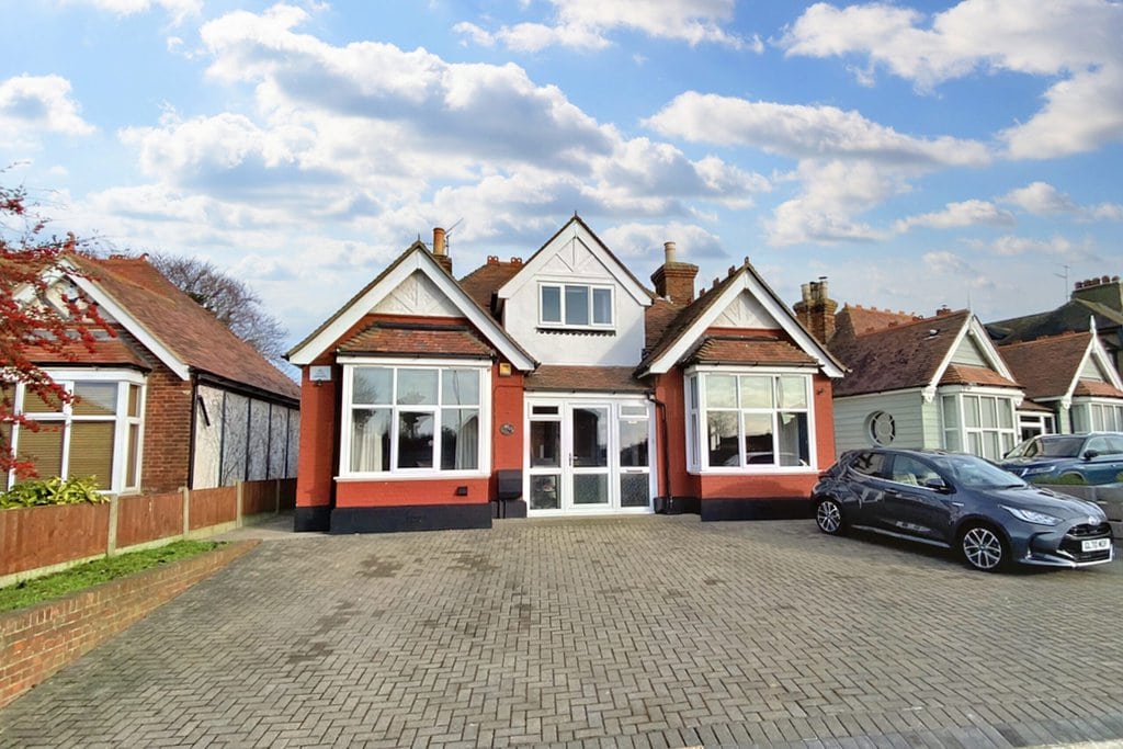 Large Detached Chalet Bungalow For Sale In Beltinge Road Herne Bay